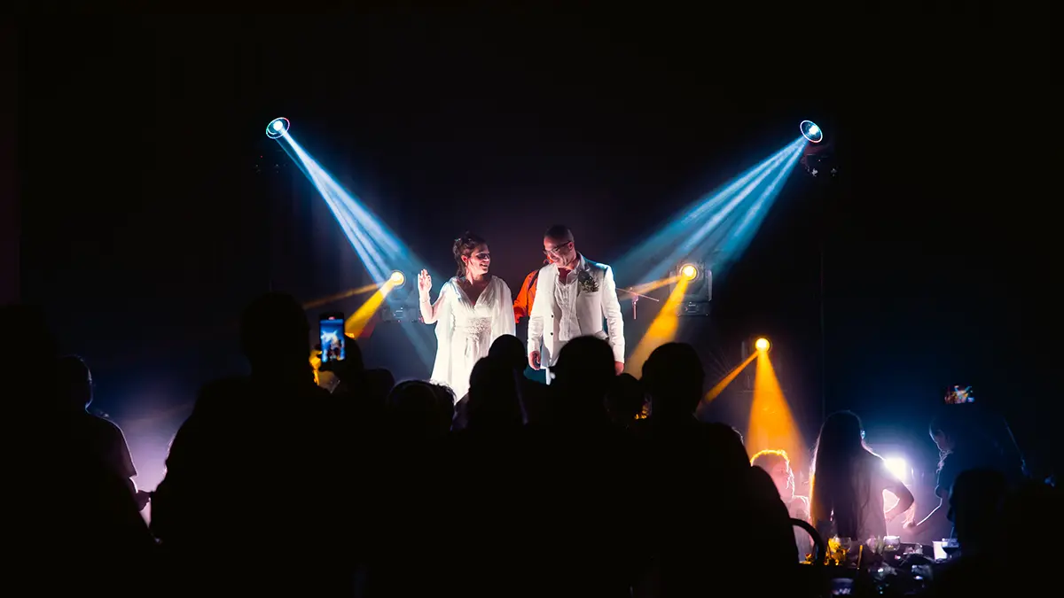 mariés devant animateur dans une salle des ardennes pour leur mariage
