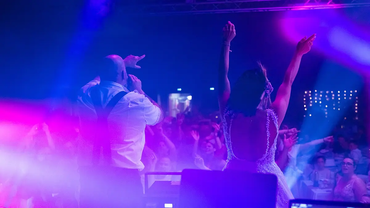Animateur de mariage Coyote Event créant une ambiance festive dans une salle des Ardennes